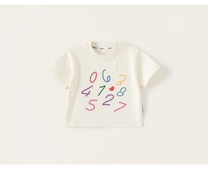 Detail eines weichen Baumwoll-Kinder-T-Shirts mit bunten Zahlen und rotem Herzaufdruck