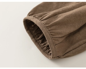 Vue détaillée du bas de pantalon marron pour garçon avec poignets élastiques et maille