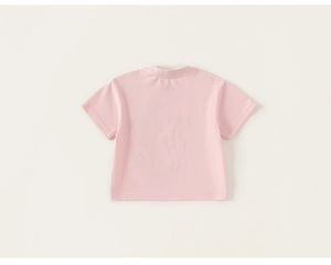 Detaillierte Rückansicht des rosa Baumwoll-T-Shirts mit weicher Stricktextur