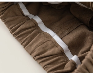 Gros plan du pantalon marron pour enfants avec taille élastique et finitions soignées