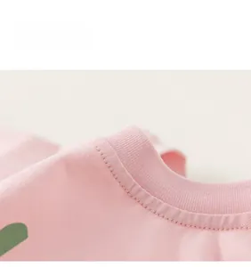 Nahaufnahme des fein gerippten Ausschnitts und der sauberen Nähte am rosa Kinder-T-Shirt
