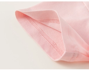 Detailansicht der Doppelnaht und sauberen Innennähte am rosa Kinder-T-Shirt aus Baumwolle