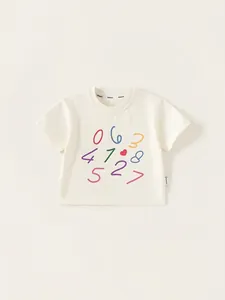 Minimalistisches Kinder T-Shirt aus Baumwolle in Cremeweiß mit bunten Zahlenaufdruck