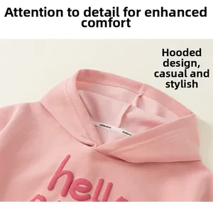 Détail de la capuche et de la texture du tissu du sweat à capuche rose pour filles