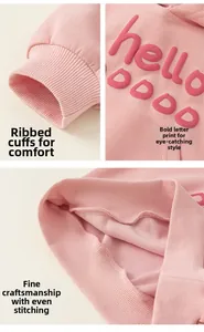 Détail du sweat rose avec poignets côtelés et impression de lettres texturées