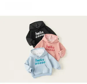 Détail à plat de sweats à capuche enfants noirs, roses et bleus avec imprimé hello