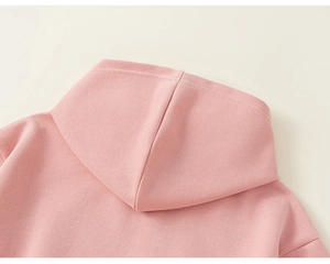 Détails de la capuche du sweat à capuche rose pour fille montrant la couture et le coton doux
