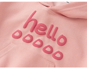 Gros plan d'un sweat à capuche rose pour fille avec impression 3D sur tissu en coton