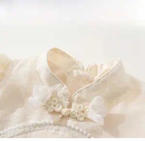 Nahaufnahme des eleganten Stehkragens mit Perlenknöpfen und Blumenknoten am Qipao-Kleid