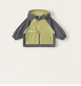 Detail der Kinder-Windjacke mit Kapuze, Colour-Block-Design und Brustprint