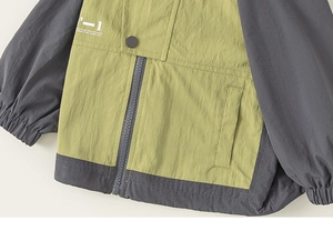 Detail der farbblockierten Kapuzenjacke mit Outdoor-Stofftextur und Logodruck