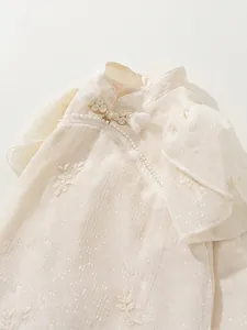 Mädchen Qipao Kleid im neuen chinesischen Stil mit Perlenknöpfen und Blumenstickerei