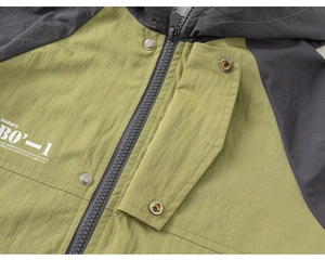Detail der Kinderkapuzenjacke mit Colorblock-Design und robustem Ripstop-Gewebe