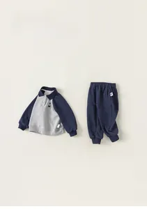 Détail d'un ensemble de survêtement en coton pour garçon avec broderie ours élégante