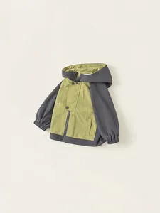 Kinder Kapuzenjacke mit Windbreaker-Funktion in Olivgrün und Dunkelgrau mit Reißverschluss