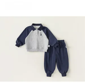 Ensemble sweat à col avec broderie ours et pantalon de jogging pour garçon à plat