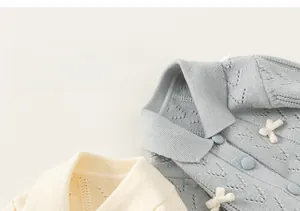 Nahaufnahme von Strickjacken mit zarten Schleifendetails und klassischem Umlegekragen