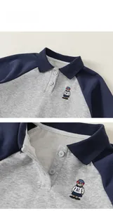Détails de la broderie ours et de la patte de boutonnage sur polo garçon gris-bleu