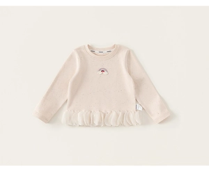 Détail de t-shirt rose pour fille avec broderie arc-en-ciel et ourlet en tulle blanc