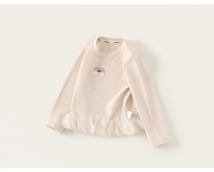 Vue détaillée de la broderie arc-en-ciel et de l'ourlet en dentelle du haut beige pour fille