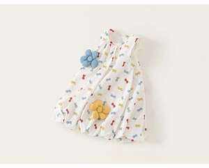 Detail eines weißen Baumwollkleides für Mädchen mit bunten Schleifen und 3D-Blumen