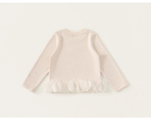 Détail d'un haut à manches longues pour fille avec ourlet à volants et tissu texturé