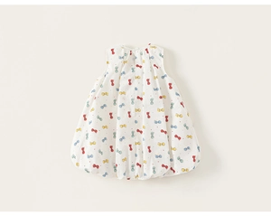 Detailansicht des ärmellosen Kinder-Ballonkleids mit bunten Schleifenmotiven und Faltenhals