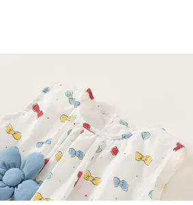 Detail des Rundhalsausschnitts mit Falten, buntem Schleifendruck und blauer 3D-Blume
