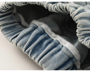 Dettaglio degli shorts in denim per bambina con vita elastica e cuciture precise