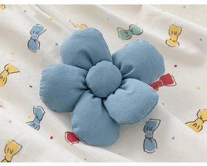 Detailaufnahme der blauen Stoffblume mit Blütenblattstruktur für Mädchenkleider