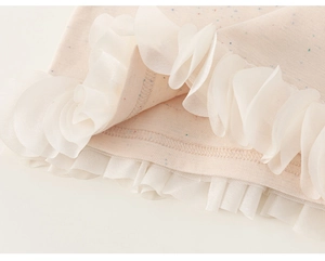 Détail de l'ourlet de t-shirt pour fille avec pétales et volants en dentelle double