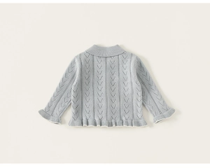 Makroansicht der hellblauen Strickjacke mit Lochmuster und Volants am Saum für Mädchen