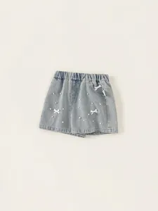 Pantaloncini di jeans celeste per bambine con perle e fiocchi per l'estate