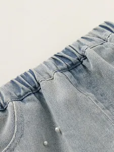 Pantaloncini di jeans azzurri per bambine con vita elastica e decorazioni di perle