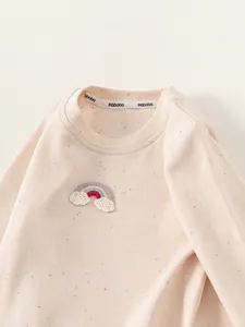 T-shirt à manches longues moucheté beige avec broderie arc-en-ciel pour petites filles