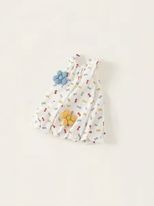 Ärmelloses weißes Babykleid mit Schleifendruck und blauen sowie gelben 3D-Stoffblumen