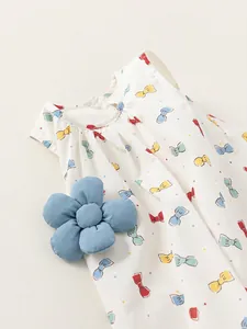 Ärmelloses weißes Kleinkindkleid mit bunten Schleifenmustern und blauer Blume