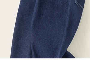 Detailaufnahme von dunkelblauem Denim mit feiner Köperstruktur und robusten Taschennähten
