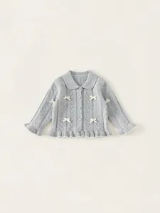 Mädchen Strickjacke in Hellblau mit Schleifen und Rüschensaum in filigranem Lochmuster-Design