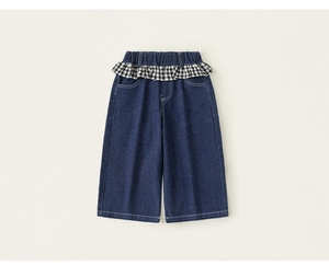 Detailansicht der Mädchen-Jeans mit weitem Bein und Gingham-Rüschen am Gummibund