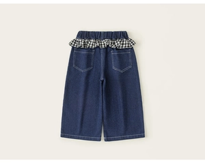 Detail der Mädchen Jeans mit weitem Bein, elastischem Bund mit Karomuster und Taschen