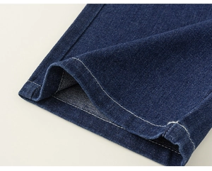 Detailaufnahme des dunkelblauen Denim-Saums mit sauberen weißen Kontrastnähten