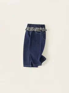Mädchen Jeanshose in Dunkelblau mit schwarz-weiß kariertem Rüschenbund am Gummizug