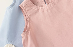 Detailansicht ärmelloser Babykleider aus Baumwolle mit Rundhalsausschnitt in Rosa und Blau