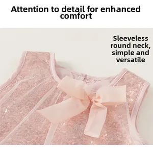 Détail d'une robe de princesse rose pour fille avec des paillettes et un grand nœud