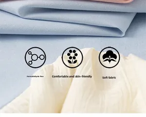 Detail von weichem blauem Baumwollstoff und cremefarbenen Rüschen für Mädchenkleider