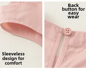Detail des rosa Baumwollkleids mit hinterem Knopfverschluss und ärmellosem Armausschnitt
