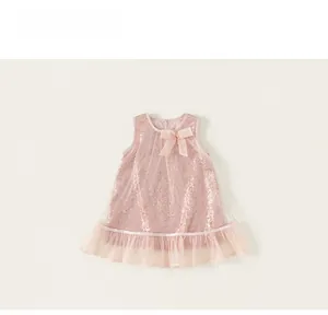 Détail d'une robe de princesse rose pour fille avec paillettes et nœud en satin au col