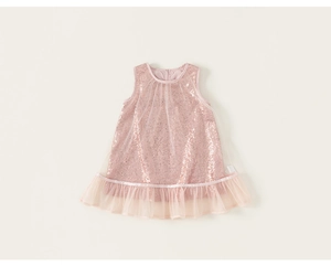 Détail de paillettes roses et couches de tulle sur une robe de princesse sans manches