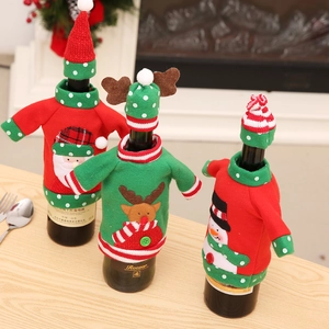 Detailansicht der gestrickten Weinflaschenhüllen mit Weihnachtsmann, Rentier und Schneemann